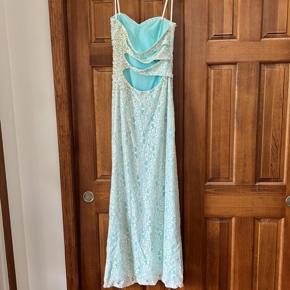 Cachet Prom Dress - Picture 3 of 4